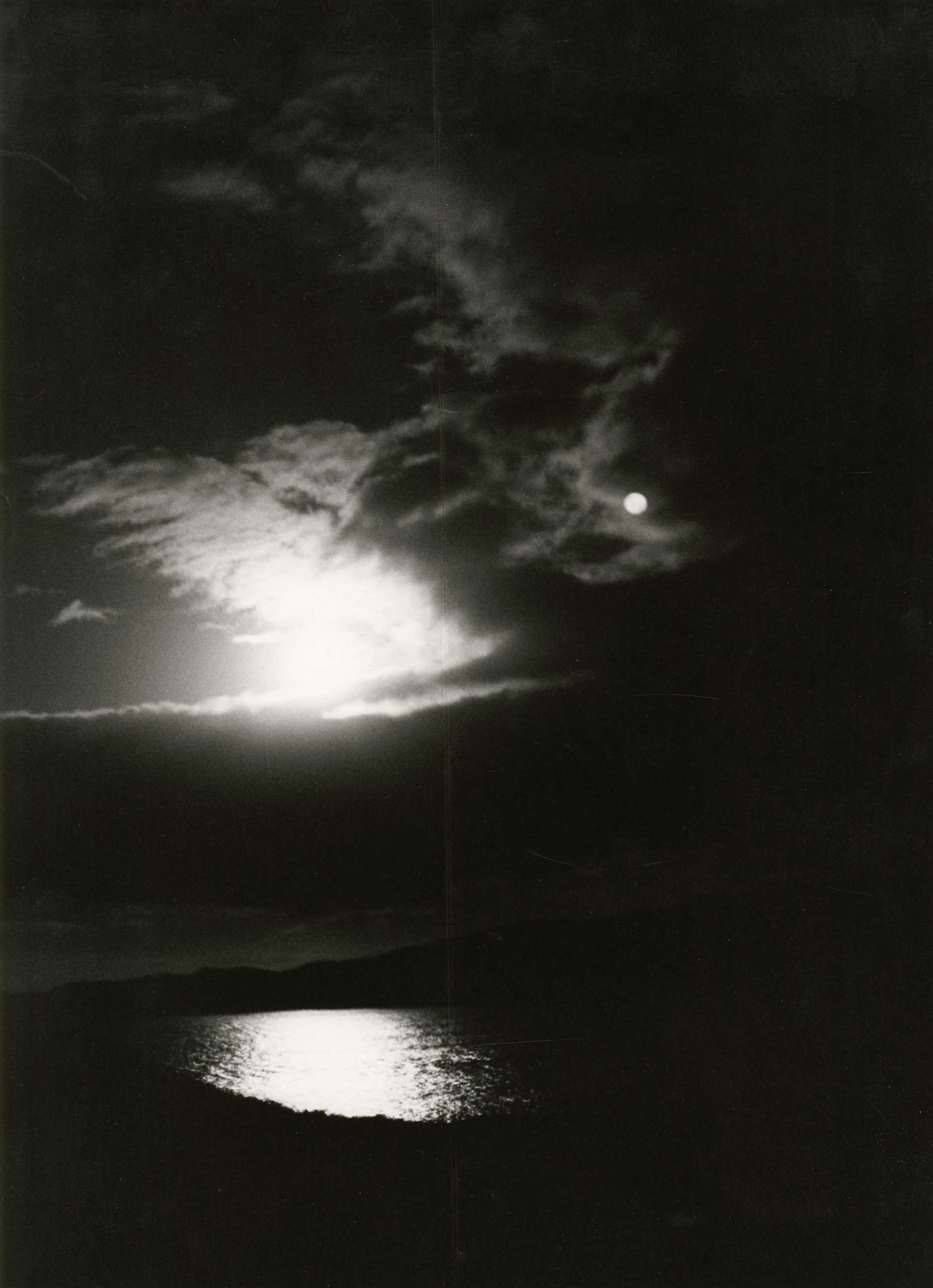 Schwarzweiß-Fotografie einer Mond-Spiegelung auf einem See