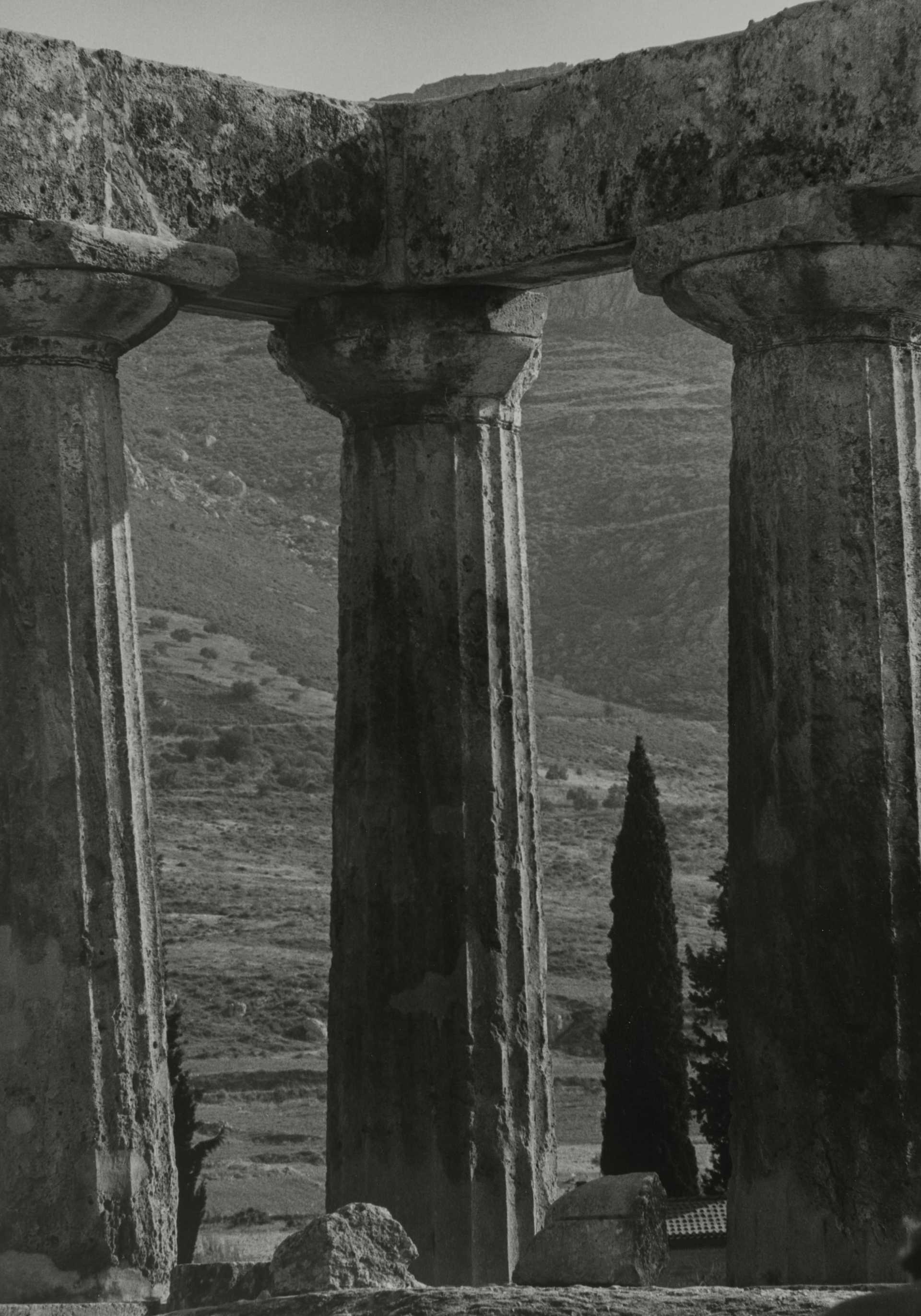 Schwarzweiß-Fotografie einer Tempelruine in Korinth